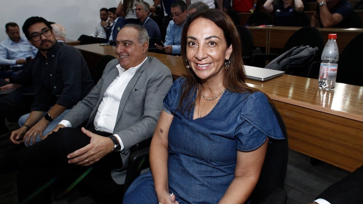 Periodista reportando noticias