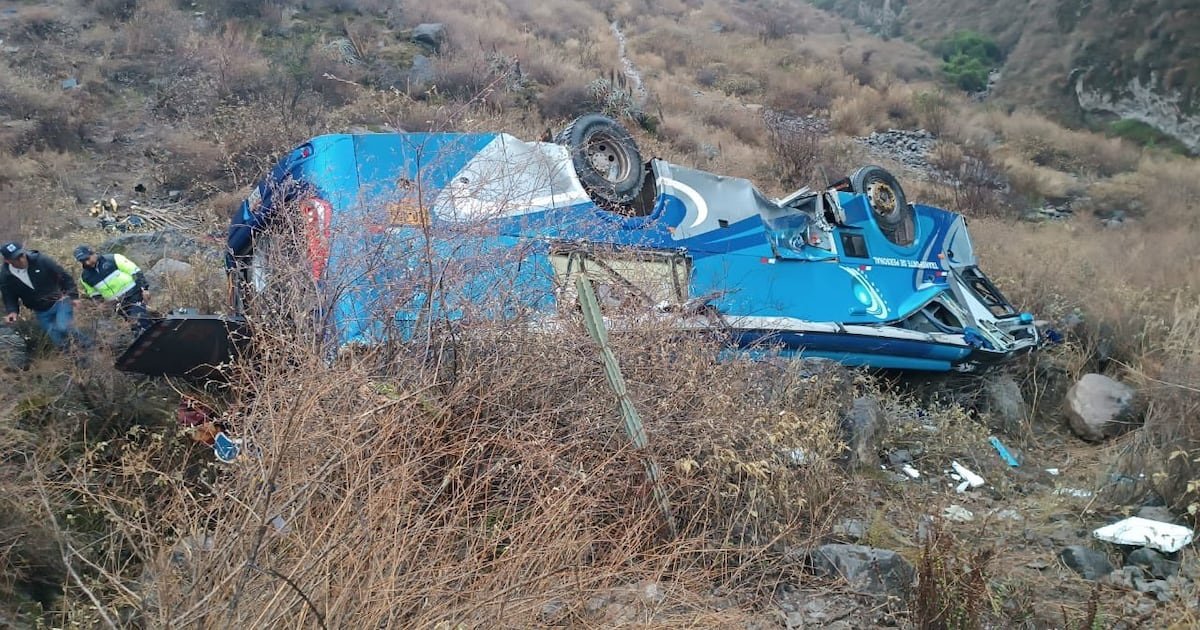 Tres muertos y más de 20 heridos deja caída de un bus a un acantilado al sur de Perú