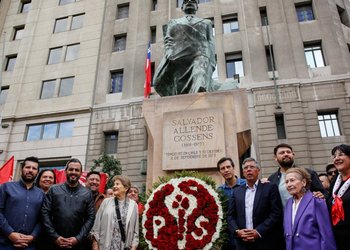 PS conmemoró sus 93 años de historia en el monumento a Salvador Allende