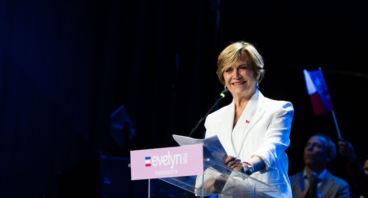 Animación de Nicolás Larraín, acarreo de adherentes y ausencia de Desbordes: lo que marcó el cierre de campaña de Evelyn Matthei en el Santa Laura