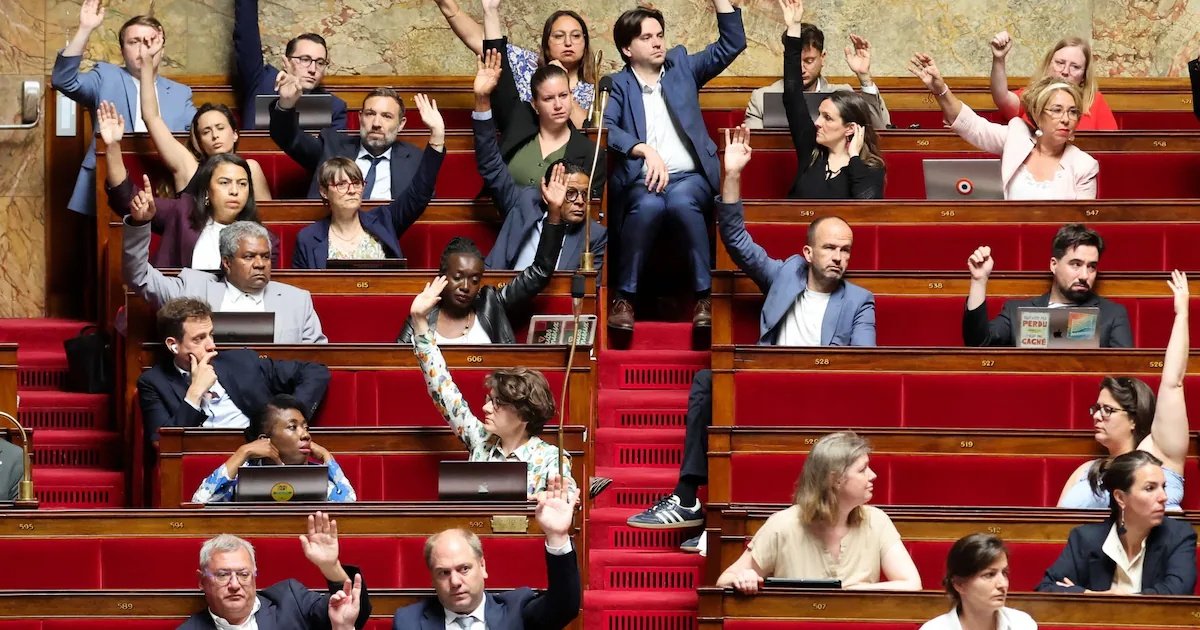 Francia vota por unanimidad abolir el Código Negro, una ley colonial sobre la esclavitud