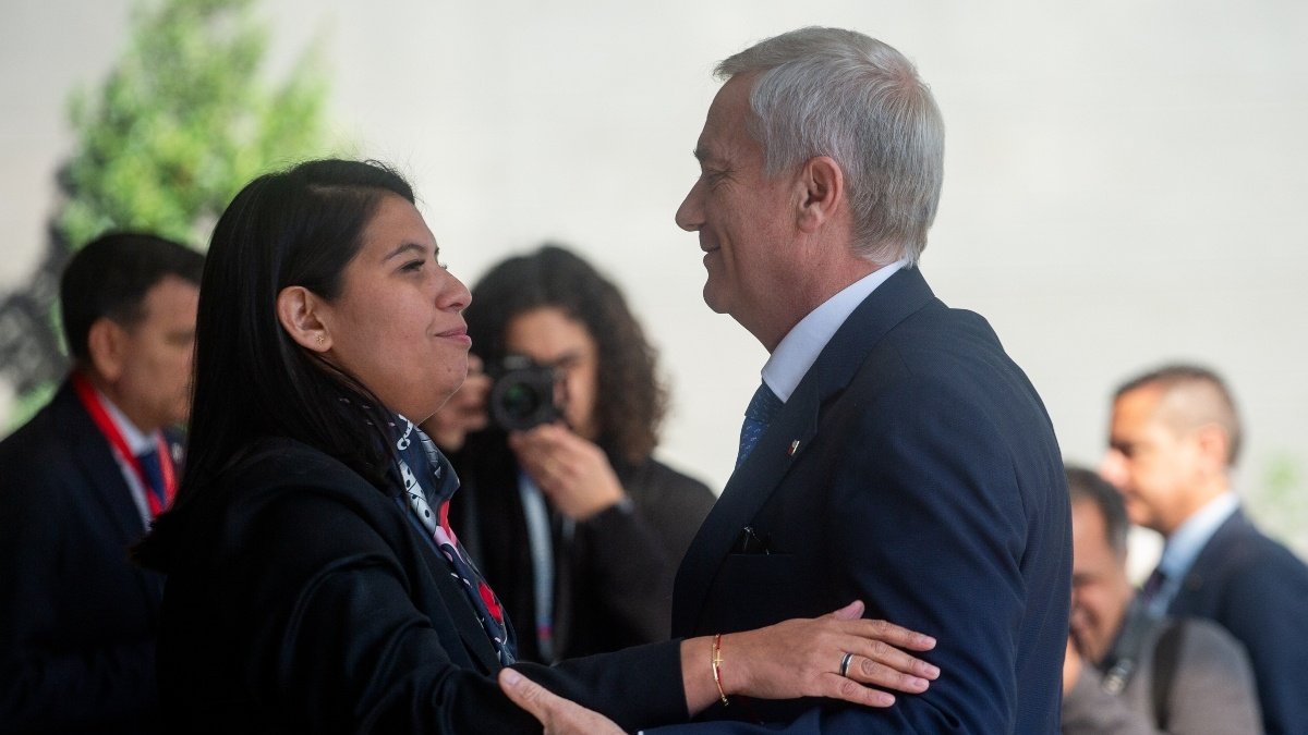 Periodista reportando noticias