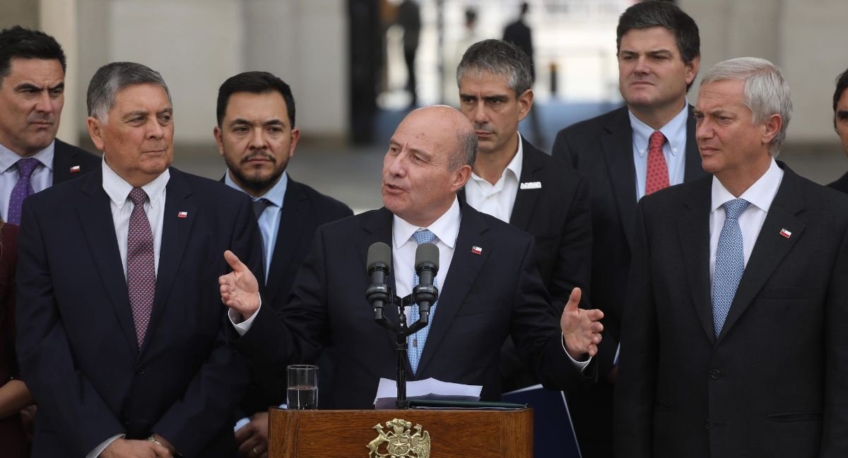 Periodista reportando noticias