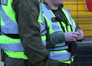 Encarcelan a dos carabineros acusados de extorsionar a chofer sorprendido sin licencia