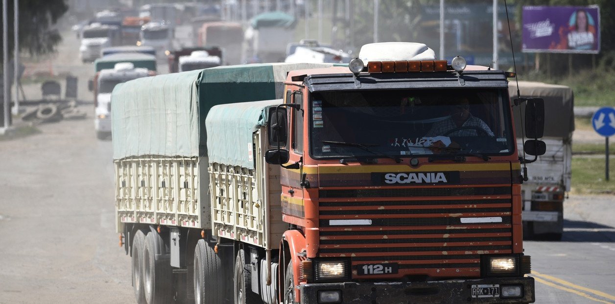 Previo a la cosecha gruesa, buscan ordenar el tránsito de camiones hacia los puertos del Gran Rosario: habrá multas a los que no cumplan las normas