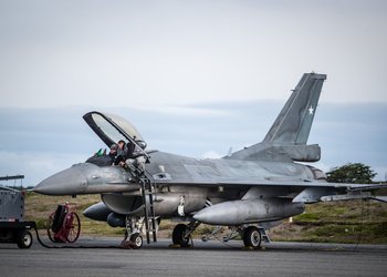 Los ruidosos F-16 que cruzan (y dividen) Santiago en medio de ceremonia de aniversario la FACH y ensayos para la FIDAE 2026
