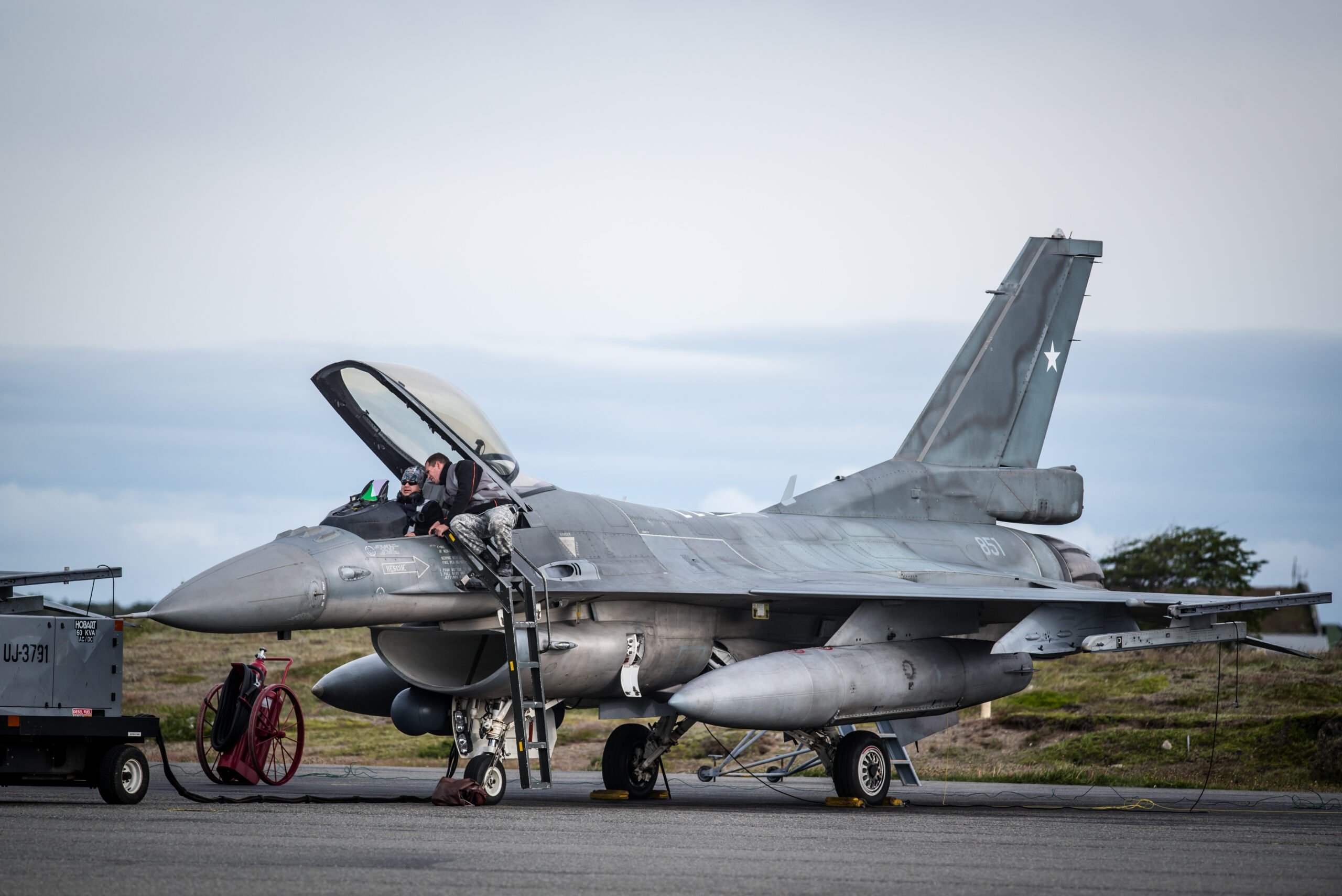 Los ruidosos F-16 que cruzan (y dividen) Santiago en medio de ceremonia de aniversario la FACH y ensayos para la FIDAE 2026