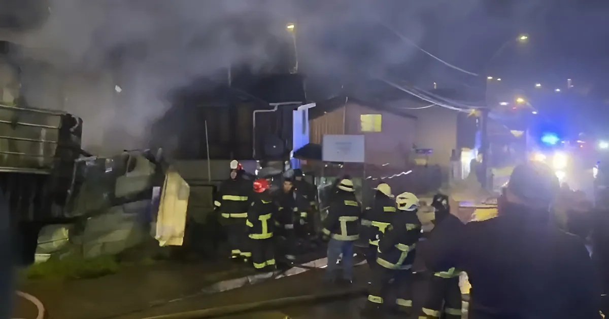 Tres fallecidos deja devastador incendio que destruyó dos viviendas en Quellón