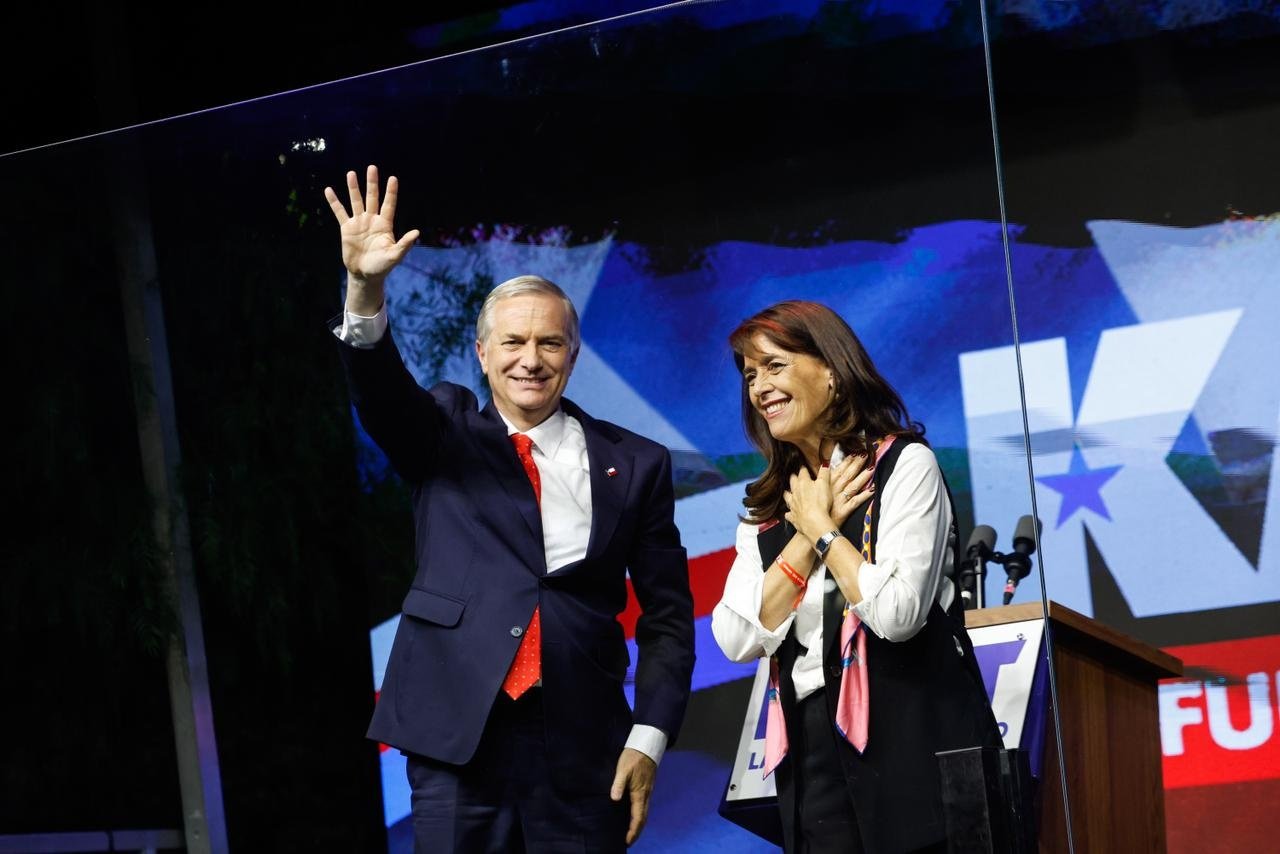 “El que no salta es comunista”: La euforia en el comando de Kast, las celebraciones con bombos y la tranquilidad por el fluido diálogo con Chile Vamos