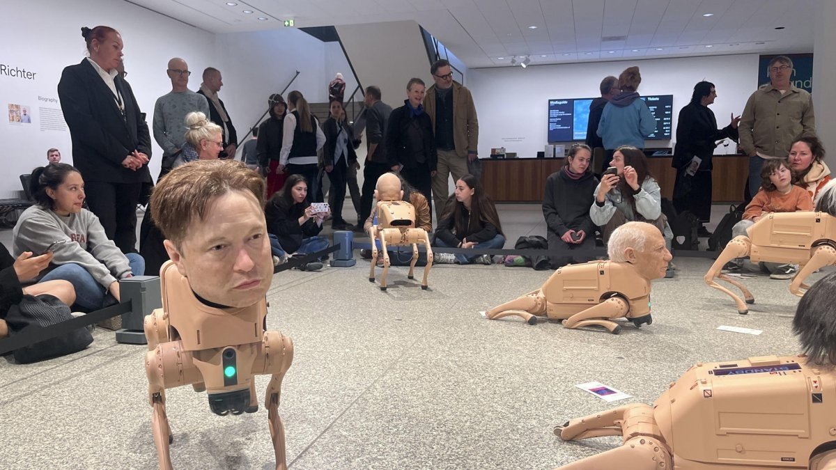 Robots con caras humanas que crean arte en su "modo caca"