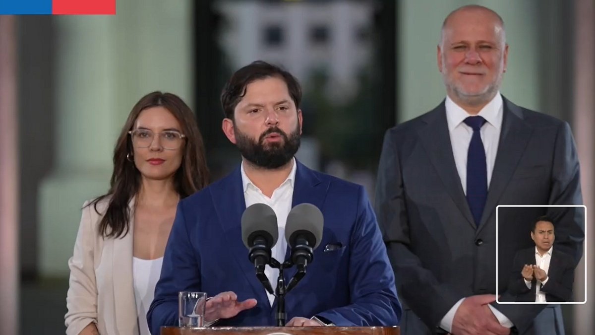 Presidente Boric felicita a Jara y Kast, y pide "honestidad, probidad y vocación de servicio"