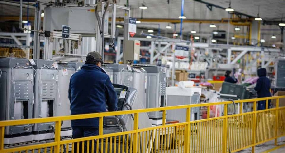 El fin de su planta en Maipú: los motivos que llevaron a Electrolux a transformar su modelo de abastecimiento y dejar la producción en Chile
