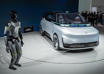 Desde Pekín: Geely pisa el acelerador con su primer robotaxi sin volante y un sedán de 925 hp que desafía a BYD