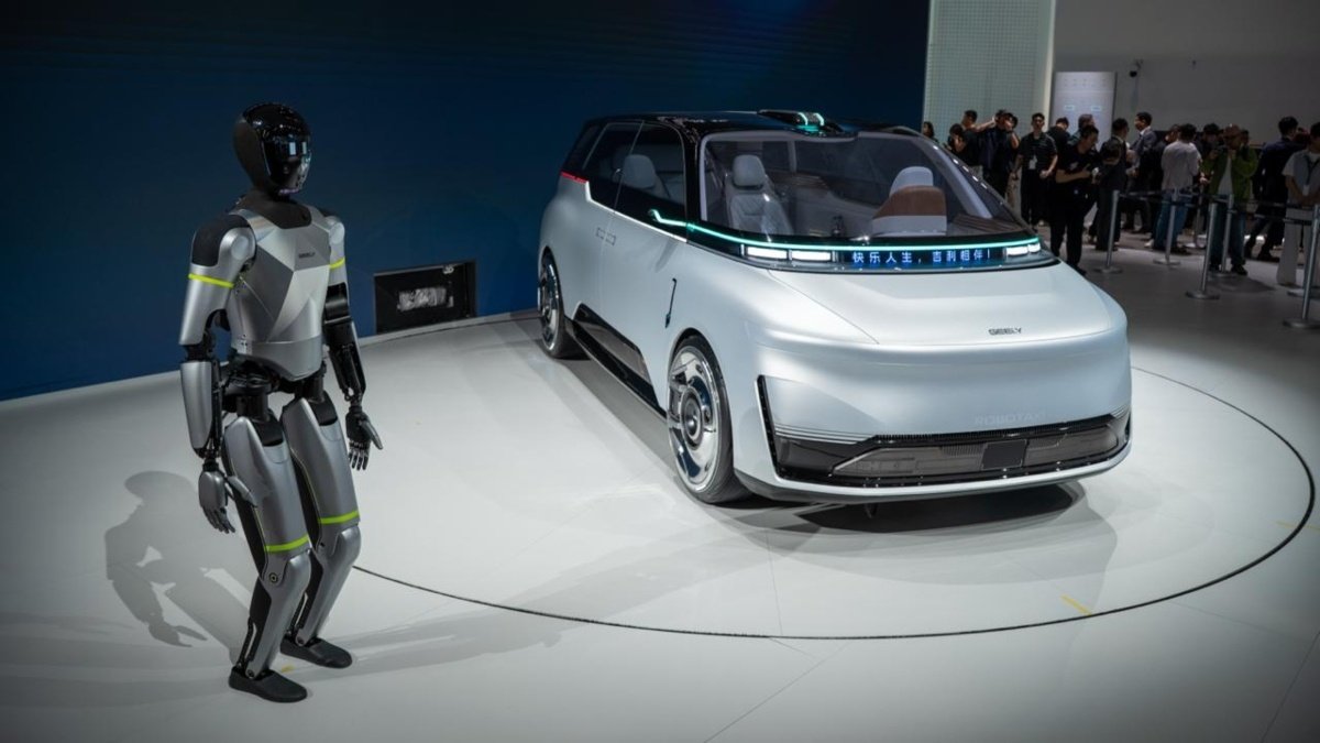 Periodista reportando noticias