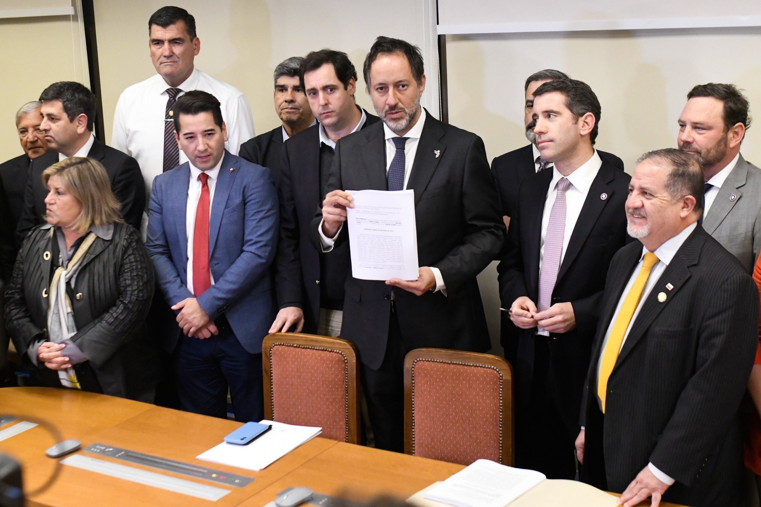 Con apoyo de cinco bancadas, oposición ingresa acusación constitucional contra el exministro Nicolás Grau: este martes se sorteará comisión revisora