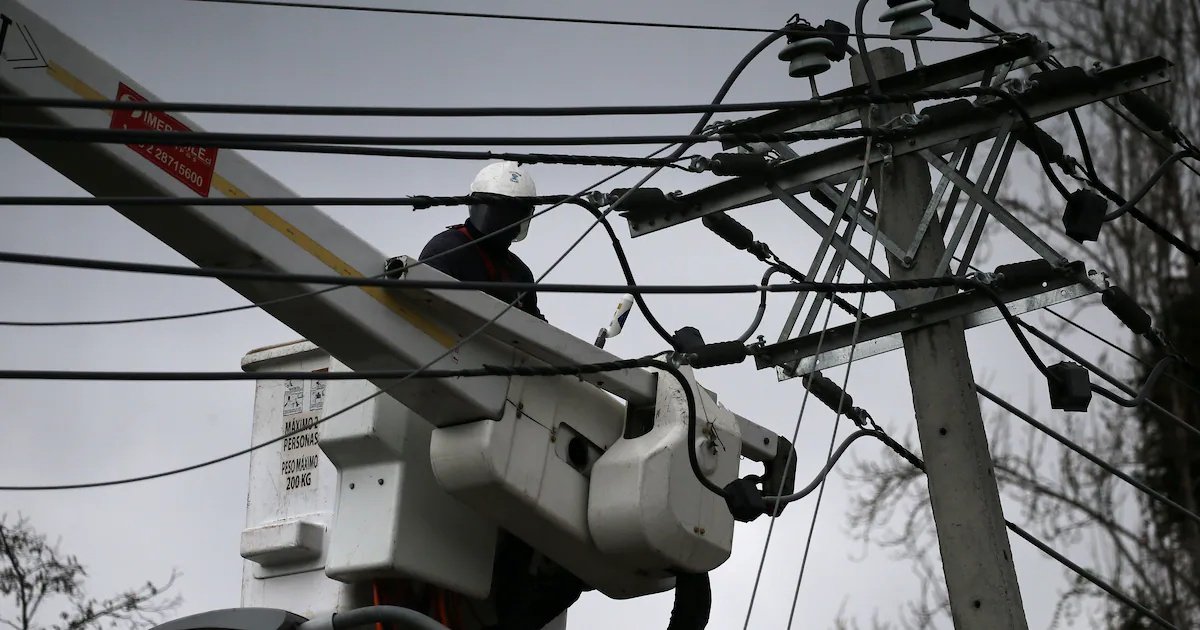 Masivo corte de luz en Valparaíso: se efectuó para resguardar la seguridad de Bomberos que combaten incendio en Rodelillo