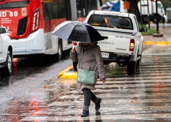 Llegan las lluvias a la Región Metropolitana: revisa a qué hora lloverá en Santiago este fin de semana