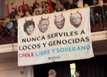 Militantes del Frente Amplio desplegaron lienzo contra Kast junto a líderes internacionales en congreso donde participó Boric: fue retratado con cachos de diablo