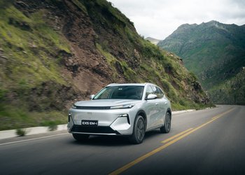 La era de los 1.300 kilómetros: Geely EX5 EM-i aterriza en Chile apostando por la autonomía extrema