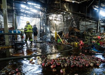 Jadue llama al Gobierno a activar “apoyo urgente” tras incendio en La Vega: se registran cerca de 70 locales afectados y no hay seguros comprometidos