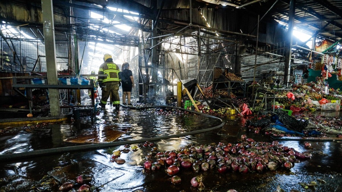 Jadue llama al Gobierno a activar “apoyo urgente” tras incendio en La Vega: se registran cerca de 70 locales afectados y no hay seguros comprometidos