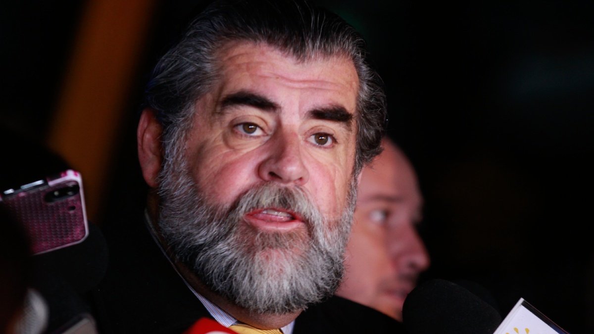 Periodista reportando noticias