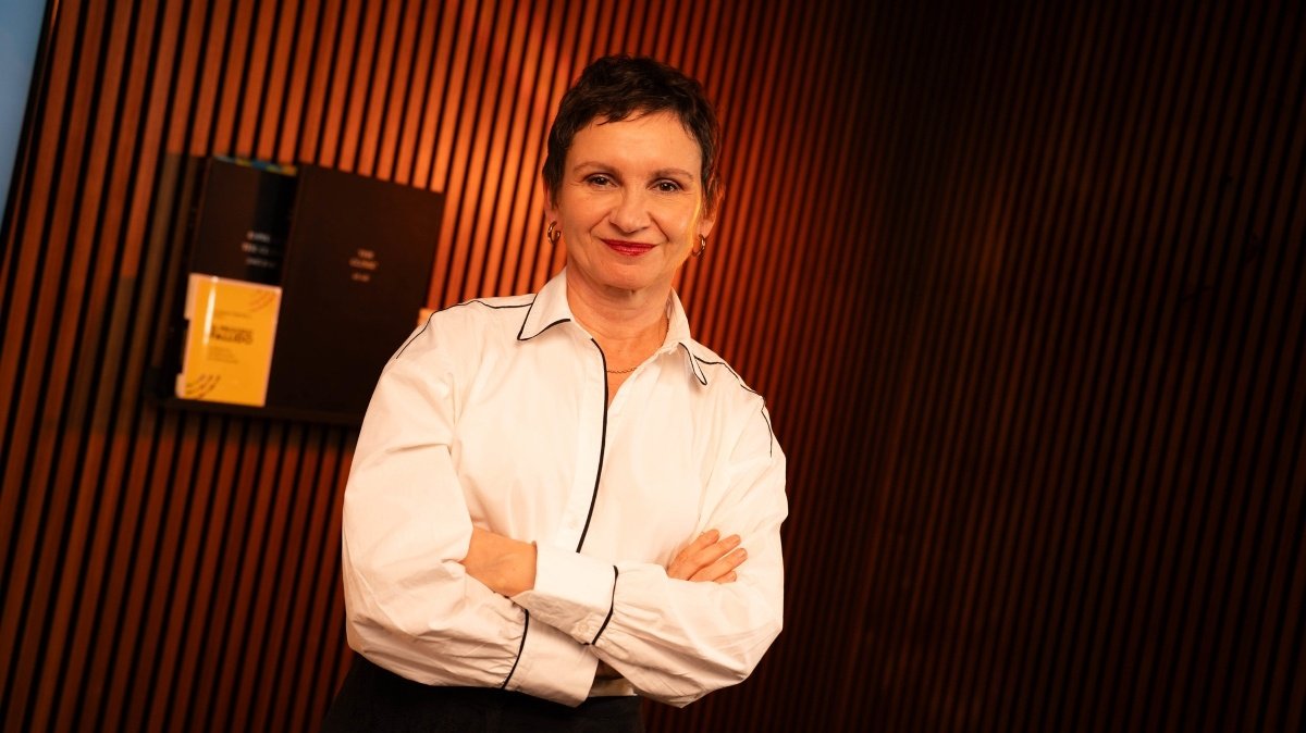 Periodista reportando noticias