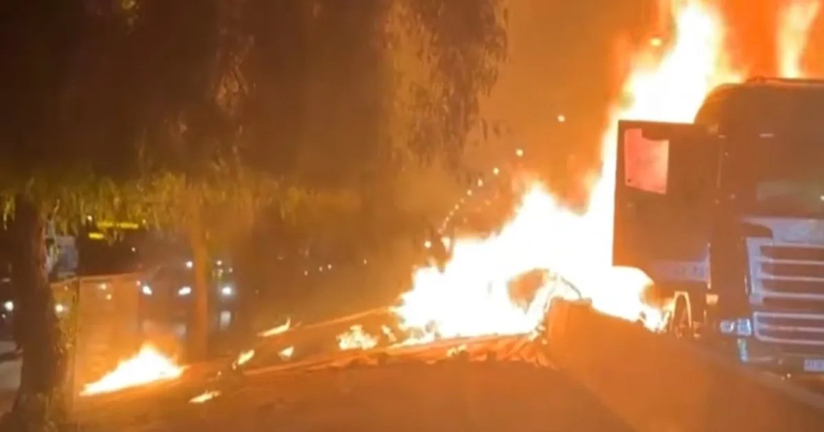 Camión se incendia en plena Autopista Central: Bomberos trabaja en controlar la emergencia