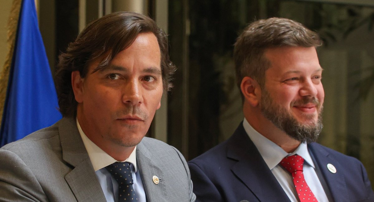 Periodista reportando noticias