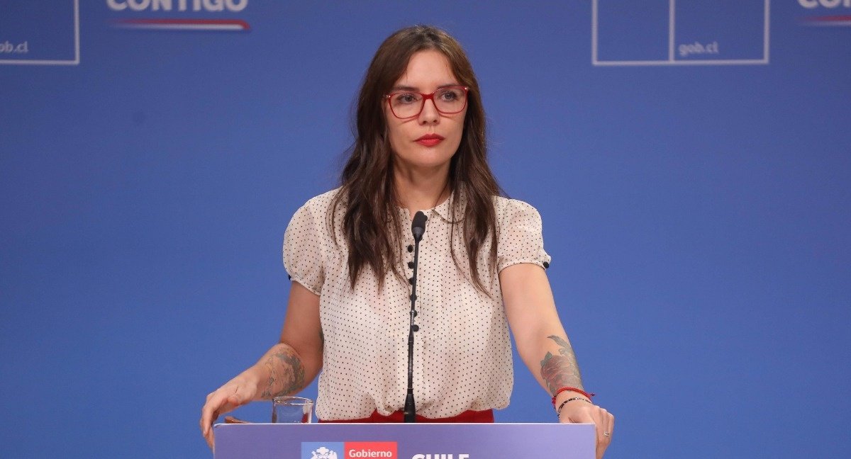 Contraloría objeta tres viajes de la ministra Vallejo en el auto del ministerio por una urgencia alérgica y aniversario del PC y el PS: derivó antecedentes a la Cámara para que evalúe