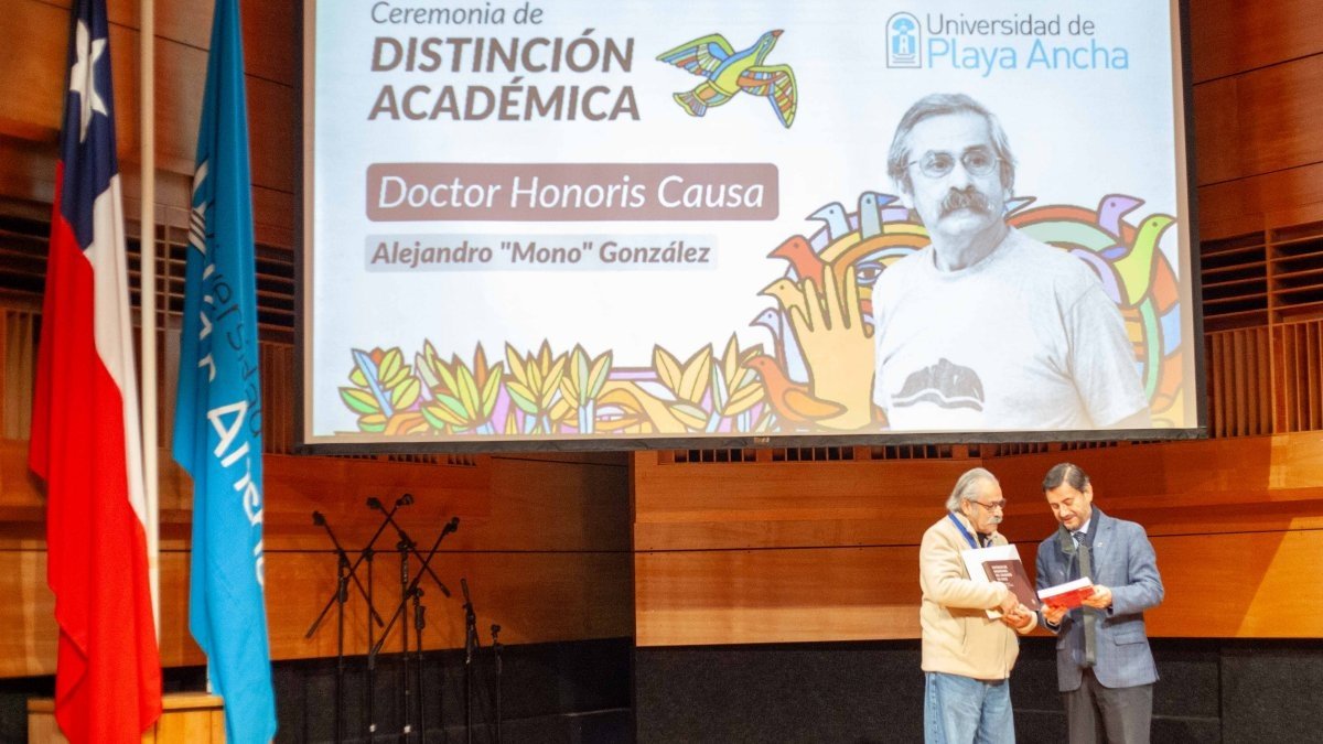 UPLA invistió al muralista Alejandro "Mono" González como doctor honoris causa