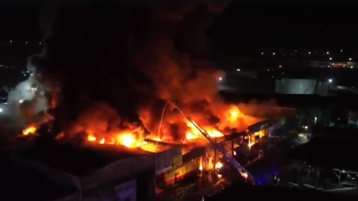 Al menos cinco galpones afectados por masivo incendio en Zona Franca de Iquique