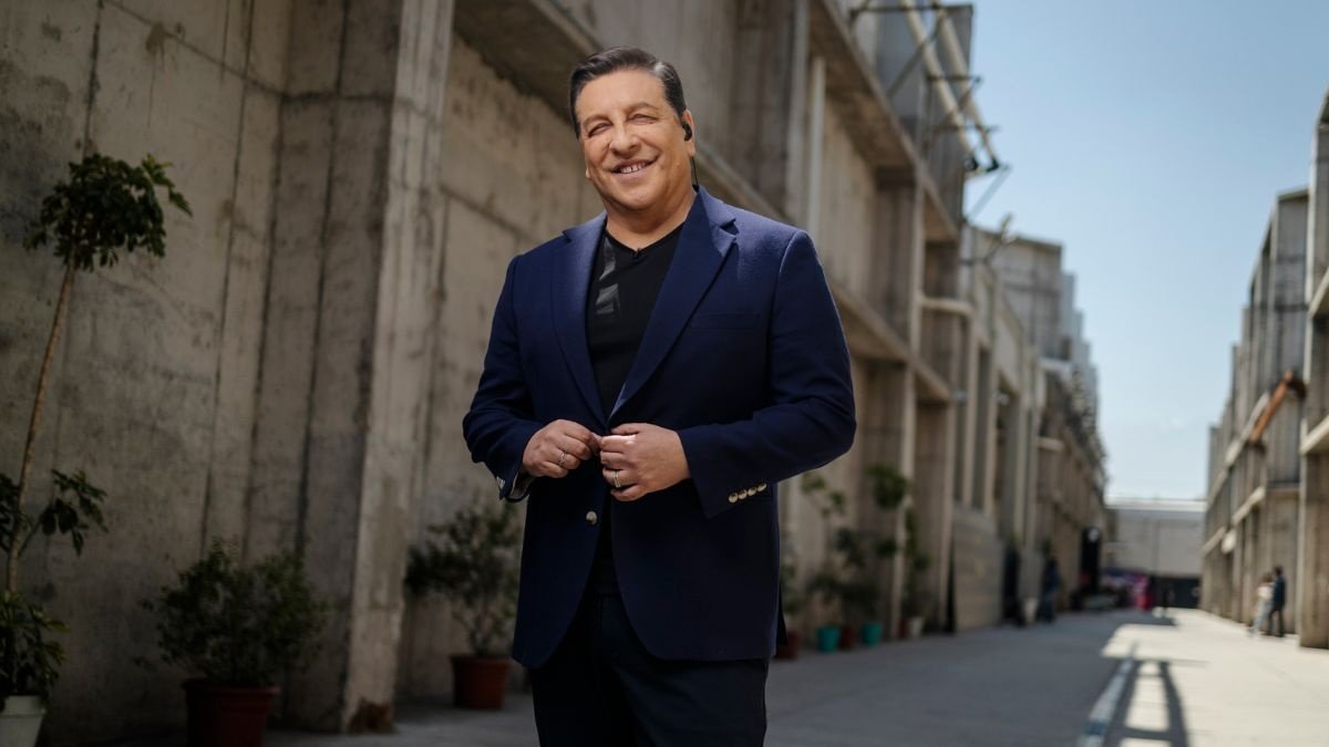 Periodista reportando noticias