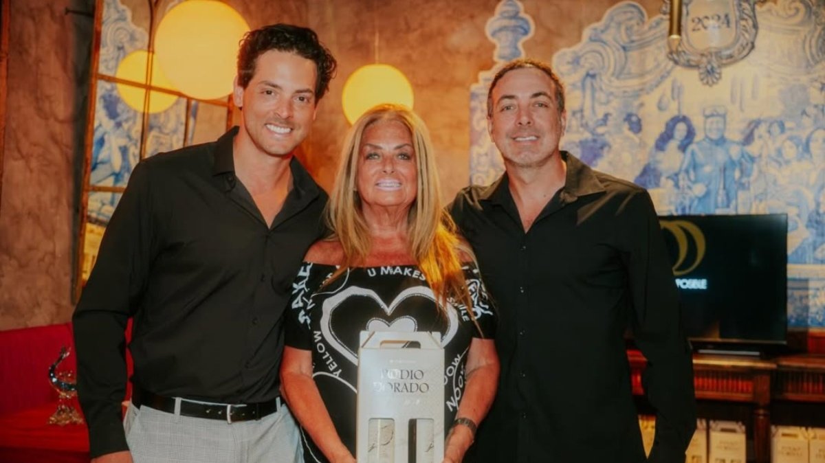 Periodista reportando noticias