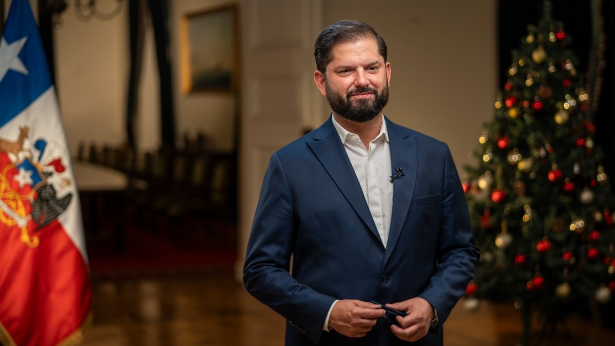 Periodista reportando noticias