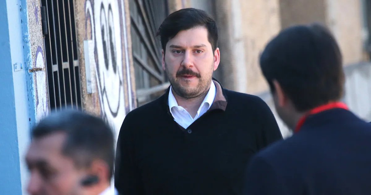 Diputado Irarrázaval denuncia a la U. de Chile en Contraloría por viaje de Simón Boric a España en 2022