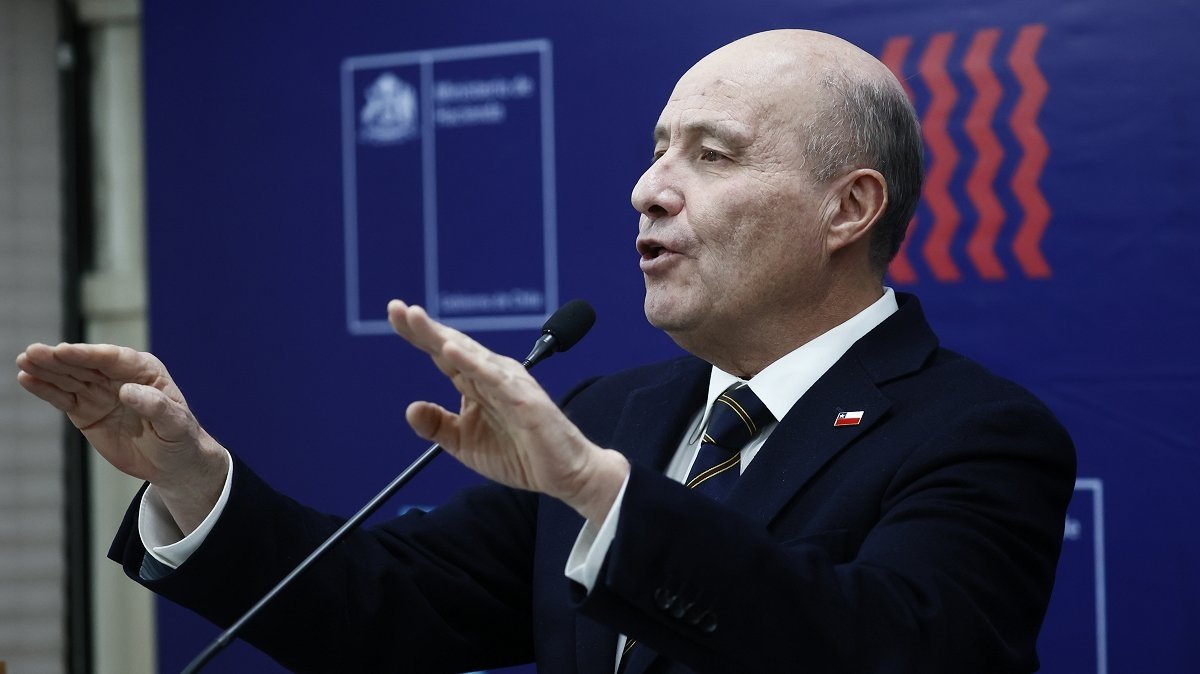 Frente Amplio: "El ministro Quiroz se comporta igual que los estafadores telefónicos"