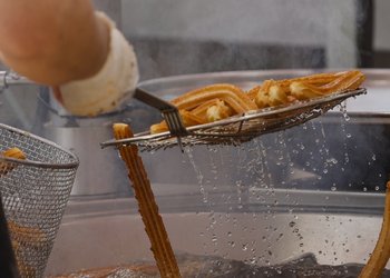 Turistas y españoles celebran las Fallas de Valencia