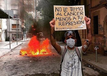 La pericia que complica a Rojas Vade: peritaje grafológico apuntaría a coincidencias entre las consignas en su cuerpo y los carteles que usó en marchas