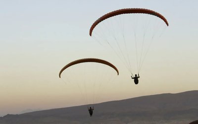 Carabineros buscan a piloto alumno de parapente que cayó en el sector de Las Vizcachas