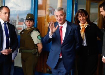 Kast interrumpió sus vacaciones para reunirse con alcaldes de Los Lagos