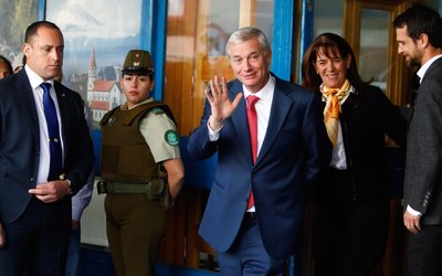 Kast interrumpió sus vacaciones para reunirse con alcaldes de Los Lagos