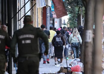 Operativo en barrio Meiggs: se reactivan barricadas y ambulantes se enfrentan a Carabineros