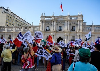 "Unidos por Boric": Multitud se reúne en La Moneda para despedir al Presidente