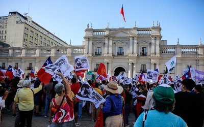 "Unidos por Boric": Multitud se reúne en La Moneda para despedir al Presidente