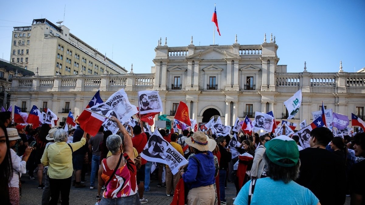 "Unidos por Boric": Multitud se reúne en La Moneda para despedir al Presidente