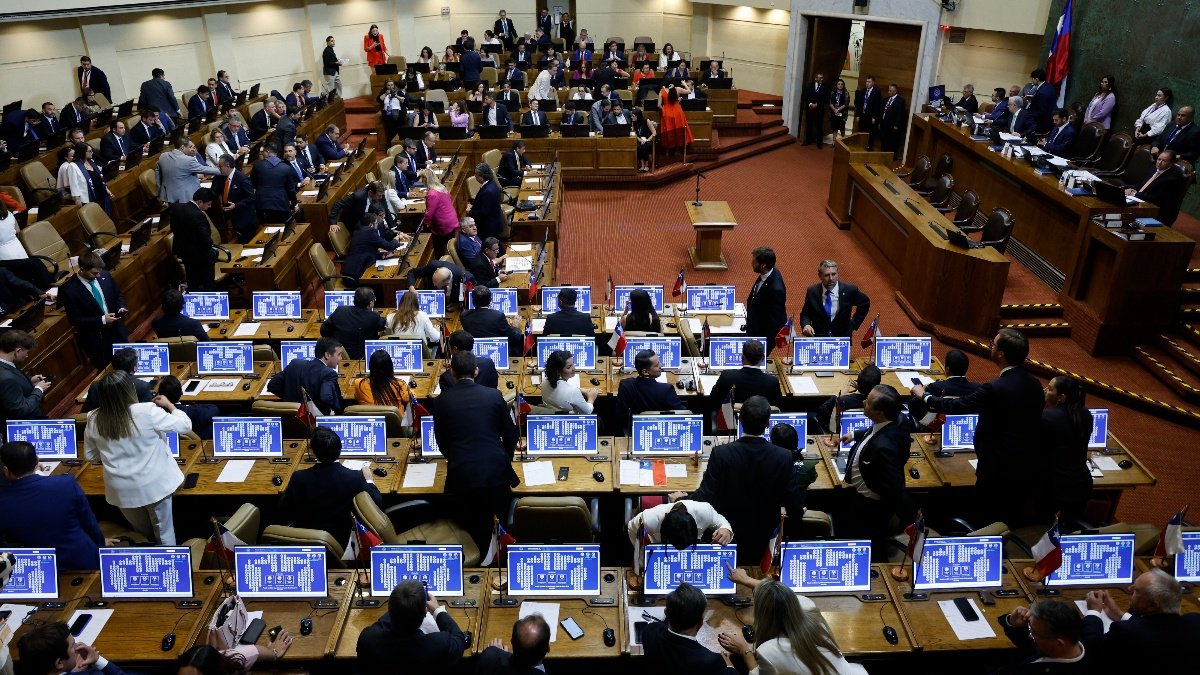 Ingreso clandestino como delito y más seguridad en cárceles: Primeras urgencias legislativas de Kast