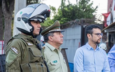 Alcalde Concha anuncia querella criminal tras amenazas de muerte por demolición de narcocasas en Peñalolén