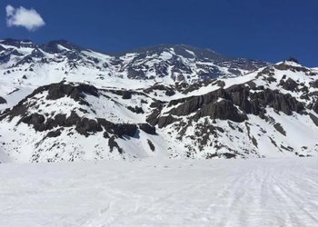 Sernageomin monitorea actividad de volcán San José tras sismo que provocó fracturamiento de roca