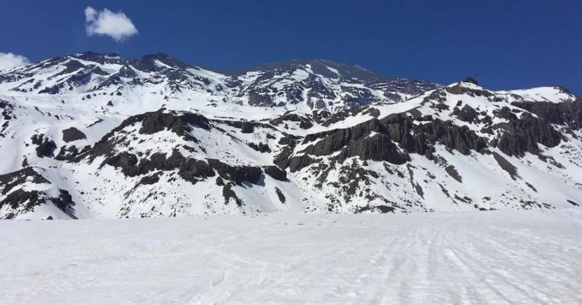 Sernageomin monitorea actividad de volcán San José tras sismo que provocó fracturamiento de roca